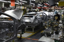 Công nhân làm việc tại nhà máy sản xuất ôtô của Toyota. (Ảnh: AFP/TTXVN)
