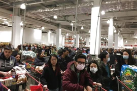 Người dân Mỹ mua nhu yếu phẩm để tích trữ tại một cửa hàng ở New York do lo ngại dịch COVID-19. (Ảnh: THX/TTXVN)