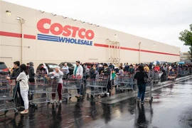 Người dân xếp hàng mua đồ tại siêu thị ở Los Angeles, Mỹ. (Ảnh: THX/TTXVN)