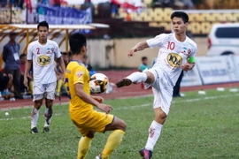 Bức xúc vì bị phạm lỗi quá nhiều, Phượng có một tình huống cao chân đạp bóng thẳng vào người cầu thủ Sông Lam. (Ảnh: Minh Chiến/Vietnam+)