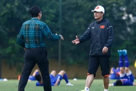 Lãnh đạo VFF và huấn luyện viên Hữu Thắng sẽ phải ngồi lại với nhau sau thất bại ở SEA Games. (Ảnh: Minh Chiến/Vietnam+)