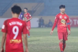 Công Phượng (số 10) và Văn Toàn tiếp tục gây thất vọng. Suốt 90 phút, họ gần như không tạo được cơ hội nào trước khung thành Hà Nội FC. (Ảnh: Minh Chiến/Vietnam+)