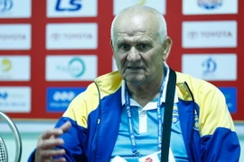 Huấn luyện viên Petrovic cười rạng rỡ khi nói về Thế Dương. (Ảnh: Minh Chiến/Vietnam+)