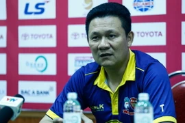 Huấn luyện viên Quốc Tuấn chỉ trích dữ dội trọng tài Trần Xuân Nguyện. (Ảnh: Minh Chiến/Vietnam+)