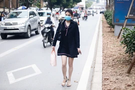 Một thiếu nữ thoải mái đi bộ dưới làn đường dành cho xe buýt nhanh chiều 4/1 ở Láng Hạ. (Ảnh: Minh Chiến/Vietnam+)