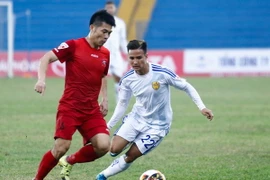 Đương kim á quân Hải Phòng (áo đỏ) sẽ có cơ hội rút ngắn khoảng cách với đội đầu bảng Thanh Hóa. (Ảnh: Minh Chiến/Vietnam+)