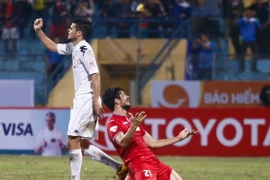 Trọng tài Nguyễn Đức Vũ từ chối trao phạt đền cho Than Quảng Ninh là tình huống gây tranh cãi đầu tiên ở V-League 2017. (Ảnh: Minh Chiến/Vietnam+)