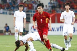 Những pha chạm bóng tinh tế của Xuân Trường trước Siêu sao K-League. (Ảnh: Minh Chiến/Vietnam+)