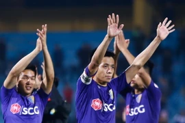 Cuộc đua vô địch V-League đang bước tới vòng đấu cuối cùng. Hà Nội FC, Quảng Nam và Thanh Hóa là những đại diện cuối cùng có cơ hội nâng cao chiếc Cúp vô địch.