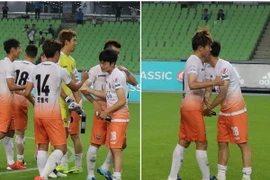 Xuân Trường chơi tốt và nhận nhiều sự động viên từ đồng đội ở Gangwon. (Ảnh: Gangwon)