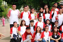 Sáng hôm qua “bóng bay” bao cao su tràn khắp phố đi bộ Đinh Tiên Hoàng. Đây là một trong những hoạt động của CLB nhằm nâng cao sự cần thiết của giáo dục giới tính, đặc biệt là với người trẻ. 