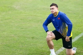 Văn Lâm (ảnh) sẽ kịp bình phục khi V-League trở lại còn Văn Thắng thì không. (Ảnh: Minh Chiến/Vietnam+)