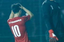 Công Phượng ôm đầu tiếc nuối sau một tình huống bỏ lỡ cơ hội trong trận hòa 0-0 với Viettel. (Ảnh: Minh Chiến/Vietnam+)