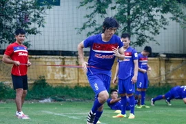 HLV Hữu Thắng đã dành toàn bộ thời gian buổi tập chiều 4/7 cho các bài rèn luyện thể lực. Trong ảnh, Tuấn Anh đang tập chạy với dây cao su gắn quanh bụng. (Ảnh: Minh Chiến/Vietnam+)