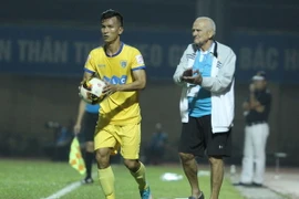 Huấn luyện viên Petrovic (phải) và Thanh Hóa đã đánh mất lợi thế trong cuộc đua vô địch. (Ảnh: Hiếu Lương)