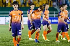Tuyển thủ quốc gia Việt Nam gần như “tàng hình” trên sân dù đội bóng của anh ghi tới 4 bàn. Xuân Trường (số 28) kết thúc 90 phút với không bàn thắng, không kiến tạo. (Ảnh: Minh Chiến/Vietnam+)