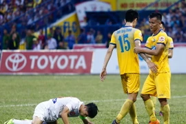 Công Phượng ghi bàn, Văn Thanh lập cú đúp. Nhưng từng đó vẫn là chưa đủ để giúp Hoàng Anh Gia Lai tránh khỏi thất bại 3-5 trong một ngày mà các ngoại binh của họ đã chơi rất tệ trước FLC Thanh Hóa tại vòng 16 V-League tối 2/7.