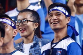 Lệ Rơi (phải) là nhân vật đã bất ngờ trở nên nổi tiếng trong cộng đồng mạng nhờ những đoạn clip nhạc chế trên mạng. (Ảnh: Minh Chiến/Vietnam+)