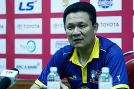 Huấn luyện viên Quốc Tuấn đổ lỗi cho mặt sân xấu ở trận thua của Hoàng Anh Gia Lai. (Ảnh: Minh Chiến/Vietnam+)