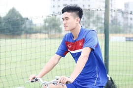 Gặp phải vấn đề ở cổ chân, hậu vệ Huỳnh Tấn Sinh được tập bài tập riêng với trợ lý huấn luyện viên. (Ảnh: Tá Hiển/Vietnam+)