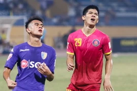Hai đội bóng thuộc tầm ảnh hưởng của bầu Hiển Hà Nội FC và Sài Gòn đã cầm hòa nhau 2-2 ở vòng 19 V-League tối 25/9. Đây là cơ hội lớn cho Thanh Hóa vượt lên.