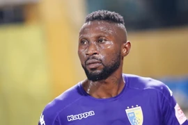 Hoàng Vũ Samson đã tỏ thái độ khó chịu ra mặt khi phải rời sân sớm trong thắng lợi 4-0 của Hà Nội trước XSKT Cần Thơ khiến ban huấn luyện phải thi nhau "dỗ dành" cầu thủ này.