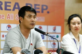 Huấn luyện viên Hữu Thắng đã phải dùng nhiều liệu pháp tâm lý với Công Phượng. (Ảnh: Tá Hiển/Vietnam+)