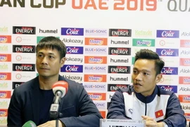 Huấn luyện viên Hữu Thắng và đội trưởng Đinh Thanh Trung tham dự họp báo chiều nay. (Ảnh: VFF)