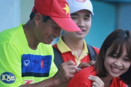 Huấn luyện viên Mai Đức Chung đã vắng mặt trong buổi tập chiều nay của đội tuyển Việt Nam do bận tiếp Thủ tướng trong buổi lễ mừng công tuyển nữ Việt Nam chiều tối nay (30/8).