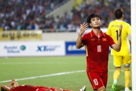 Tiền đạo Nguyễn Công Phượng không giấu được sự bức xúc khi người đồng đội Đức Chinh liên tiếp bỏ lỡ các cơ hội do anh tạo ra ở trận U22 Việt Nam thắng Tuyển các ngôi sao K-League 1-0 tối 29/7.