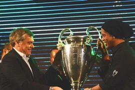 Ronaldinho thân thiện với người hâm mộ Việt Nam. (Ảnh: Nguyễn Đăng)