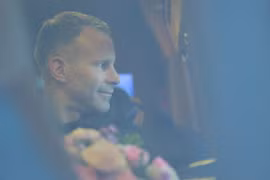 Hai huyền thoại Ryan Giggs và Paul Scholes đã có mặt tại sân bay Nội Bài chiều nay (19/11) để bắt đầu chuyến hành trình tại Việt Nam kéo dài bốn ngày.