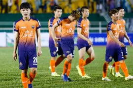 Xuân Trường (số 28) lạc lõng trong đội hình Gangwon. (Ảnh: Minh Chiến/Vietnam+)
