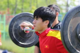 Thanh Hậu bất ngờ trở lại tập luyện trong buổi tập sáng nay. Anh “nuốt” trọn toàn bộ giáo án của huấn luyện viên Hoàng Anh Tuấn. (Ảnh: VFF) 