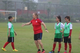 Bà Linda Hamilton (áo đỏ) là một trong hai “Sứ giả thể thao” - chương trình trao đổi của Sports United trực thuộc Vụ Giáo dục và Văn hóa của Bộ Ngoại giao Hoa Kỳ. (Ảnh: Huy)