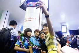 Quả bóng vàng bóng đá nữ Việt Nam 2015 Nguyễn Thị Minh Nguyệt đã có mặt từ sớm tại sân bay Nội Bài để đón các cô gái đội tuyển nữ Việt Nam vừa giành được huy chương vàng SEA Games 29 trở về nước tối nay (25/08).