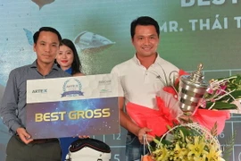 Golf thủ Thái Trung Hiếu (áo trắng) khá có tiếng trong giới chơi golf nghiệp dư. (Ảnh: Ban tổ chức cung cấp)