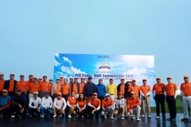 Các golfer chụp ảnh lưu niệm trước thềm giải đấu. (Ảnh: Hải Đăng)