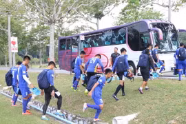 U22 Việt Nam dọn hành lý do đến nhầm sân trong buổi tập đầu tiên. (Ảnh: Thanh niên)