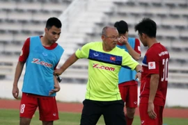 U23 Việt Nam đã trở lại tập luyện với cường độ cao trong ngày hôm qua (11/12). Nội dung các bài tập chủ yếu xoay quanh việc cải thiện khâu dứt điểm./. 