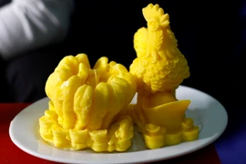 Bộ nến Kim Kê Chiêu Tài gồm 2 nến đơn: quả phật thủ và gà Kim Kê ghép lại với nhau. Giá bán trên thị trị trường hiện nay từ 280-300 nghìn đồng/ bộ nến. (Ảnh: Huyền Trang/Vietnam+)