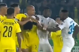 Samson (số 39) đấm vào mặt cầu thủ Ceres ở AFC Cup. (Ảnh chụp màn hình)