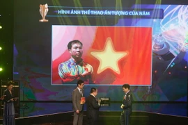 Hoàng Xuân Vinh của môn bắn súng giành giải “Vận động viên nam của năm”. Giải thưởng này là điều đã được dự đoán từ trước vì những chiến công đặc biệt của Xuân Vinh ở Olympic Rio 2016. (Ảnh: Tá Hiển/Vietnam+)