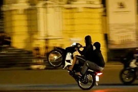 Tại khu vực Nhà hát lớn, thời gian gần đây thường xuyên xảy ra tình trạng thanh niên tụ tập, nẹt pô, đánh võng thậm chí còn bốc đầu xe máy gây mất trật tự công cộng. (Ảnh: Phạm Kiên/TTXVN)
