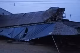 Sập nhà ở xã Vĩnh Châu. (Nguồn: Báo An Giang)