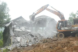 Cơ bản hoàn thành phá dỡ căn biệt thự, xây dựng trên đất rừng thuộc thôn Đồi Đống, xã Vân Hòa, Ba Vì, Hà Hội. (Ảnh: Mạnh Khánh/TTXVN)