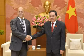 Phó Chủ tịch Thường trực Quốc hội Trần Thanh Mẫn tiếp ông Gerardo Hernandez Nordelo, Ủy viên Trung ương Đảng Cộng sản Cuba, Chủ tịch Ủy ban Bảo vệ Cách mạng Cuba. (Ảnh: Minh Đức/TTXVN)