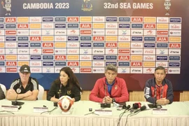 Huấn luyện viên các đội bảng A tại cuộc họp báo. (Ảnh: Minh Quyết/TTXVN)