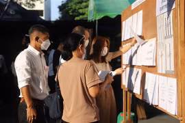 Cử tri Thái Lan theo dõi thông tin hướng dẫn bầu cử.( Ảnh: Đỗ Sinh/TTXVN)