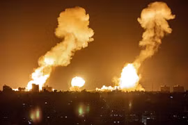 Khói lửa bốc lên sau vụ không kích của Israel xuống thành phố Khan Yunis, miền Nam Dải Gaza. (Ảnh: AFP/TTXVN)
